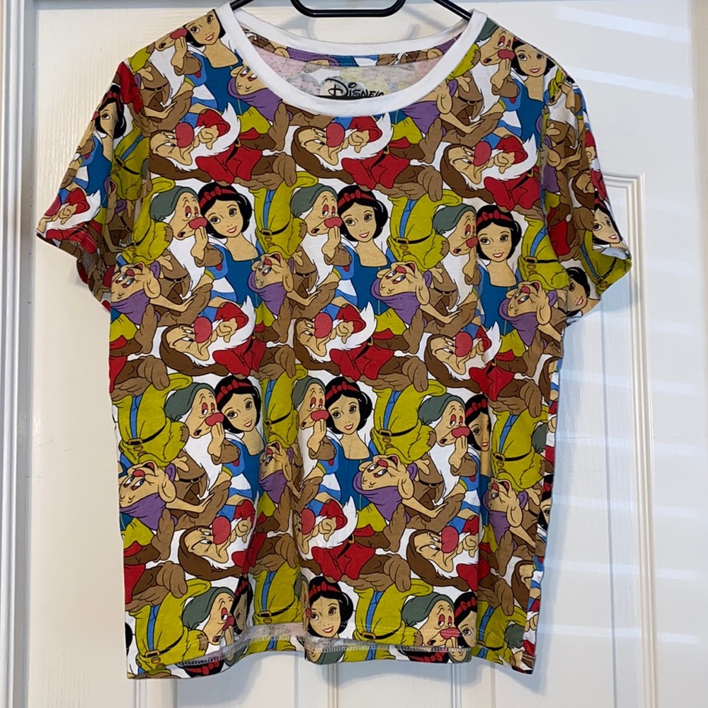 Disney Snow White and the seven dwarves character shirt size M.